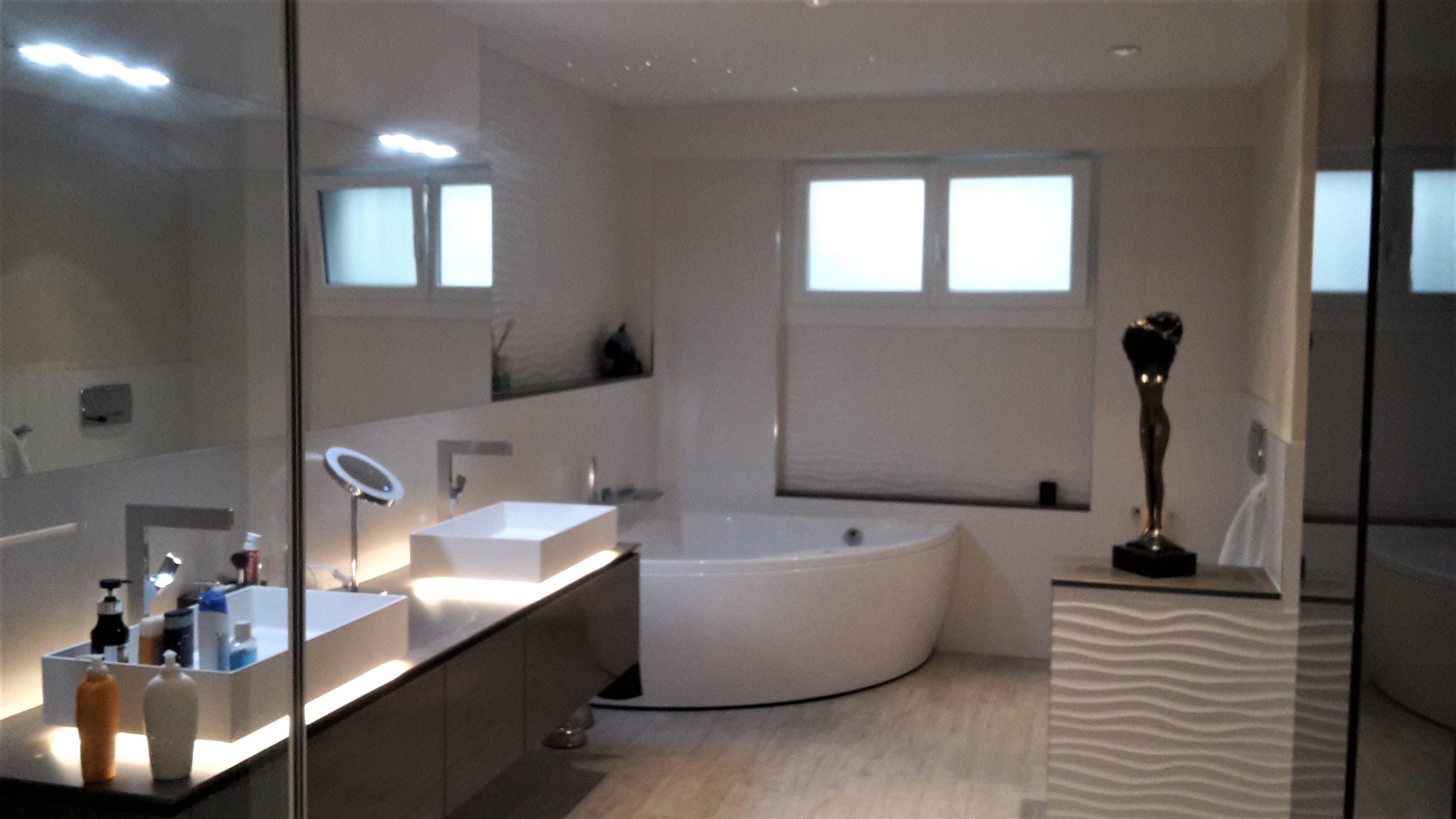 Bagno vasca e doccia bianco con mobile illuminato